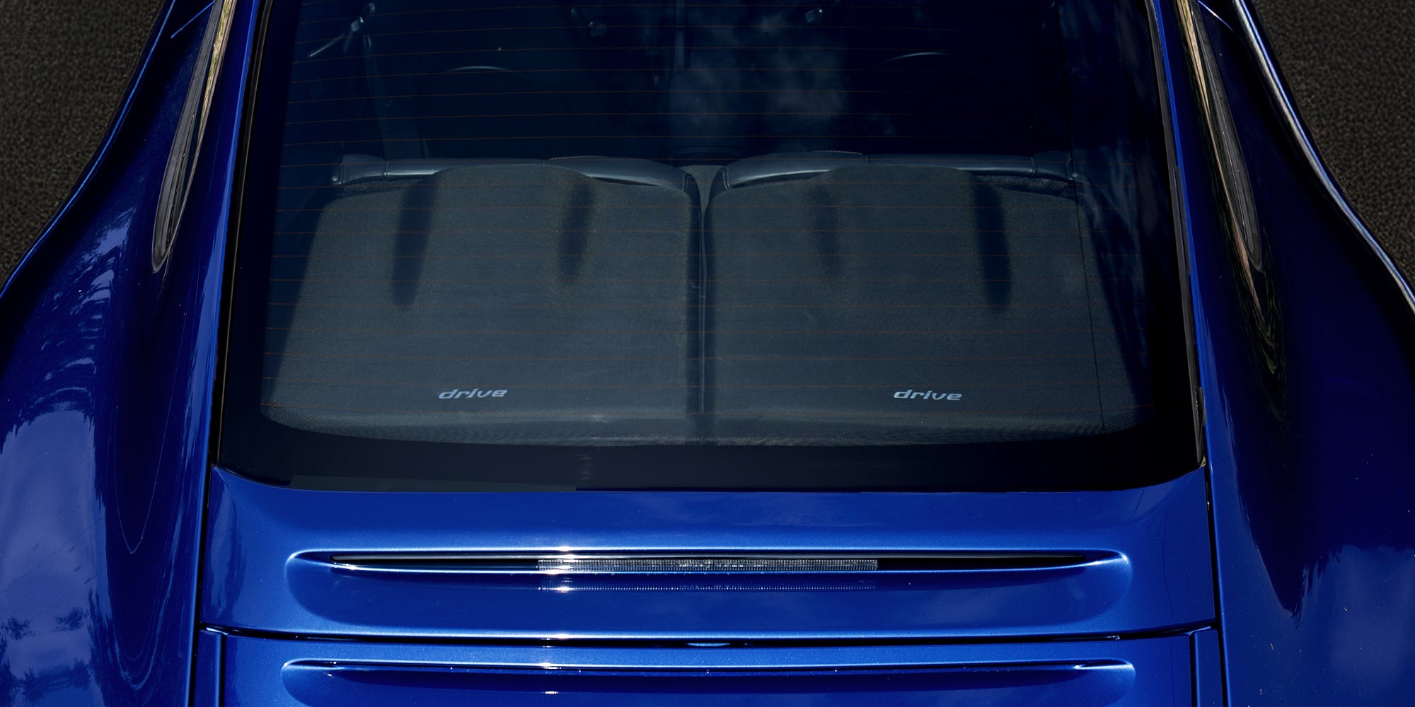 speedcase on rear parcel shelf of Porsche 997